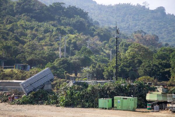 ▲▼飛彈發射車配合地貌實施偽裝,對敵船團實施攻擊。(圖/軍聞社)