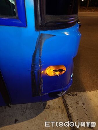▲▼客運、公車大安區撞上「玻璃全碎」 3男1女看傻。(圖/記者張君豪翻攝)