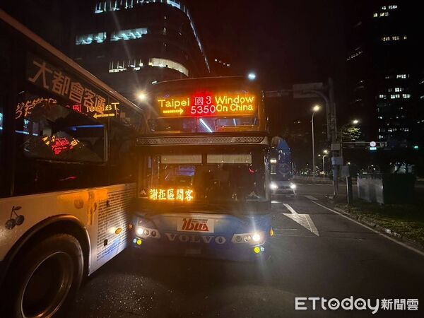 ▲▼客運、公車大安區撞上「玻璃全碎」 3男1女看傻。(圖/記者張君豪翻攝)