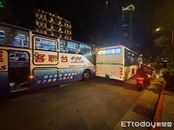 ▲▼客運、公車大安區撞上「玻璃全碎」 3男1女看傻。(圖/記者張君豪翻攝)