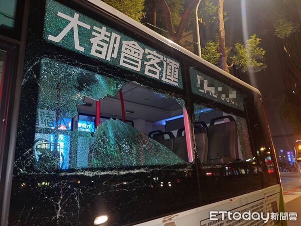 ▲▼客運、公車大安區撞上「玻璃全碎」 3男1女看傻。(圖/記者張君豪翻攝)