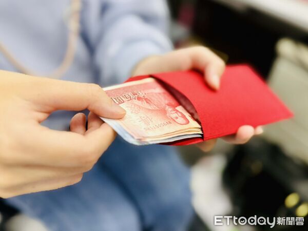 ▲▼紅包,壓歲錢,千鈔,百鈔,鈔票。(示意圖/記者曾筠淇攝)