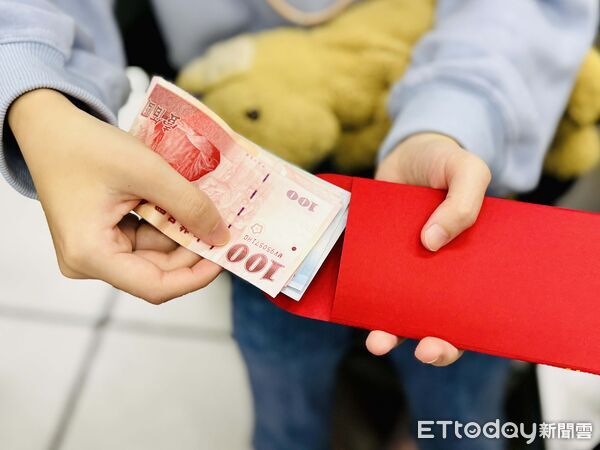 ▲▼紅包,壓歲錢,千鈔,百鈔,鈔票,禮金。(示意圖/記者曾筠淇攝)