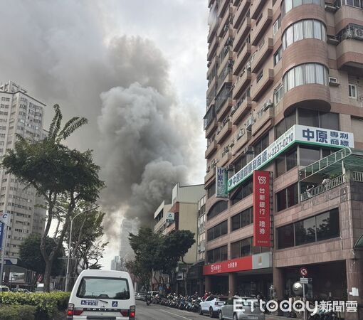 ▲▼台中崇德路民宅大火,濃煙竄成黑龍直沖天空。(圖/民眾提供)