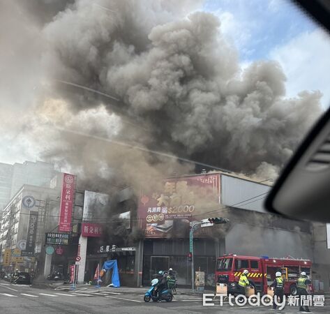 ▲▼台中崇德路民宅大火,濃煙竄成黑龍直沖天空。(圖/民眾提供)