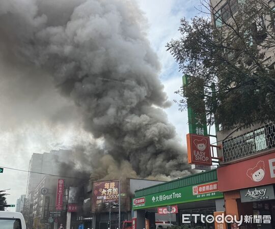 ▲▼台中崇德路民宅大火,濃煙竄成黑龍直沖天空。(圖/民眾提供)