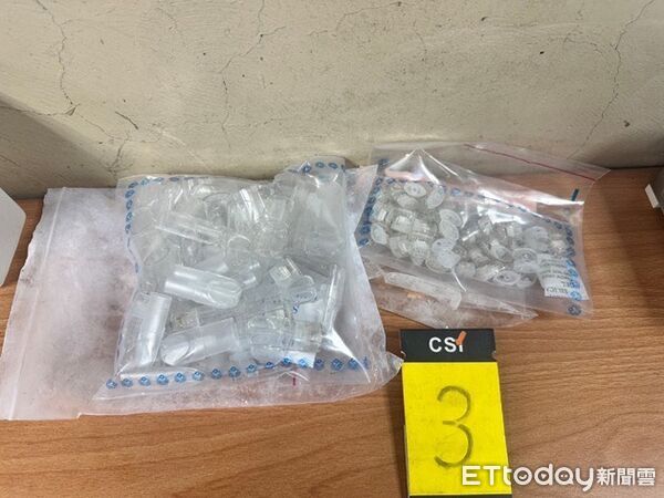 ▲▼毒鴛鴦在八里區設毒品分裝場遭警查獲,現場起獲毒品及大批製毒工具 。(圖/記者陳以昇翻攝)