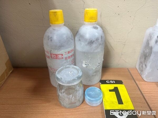 ▲▼毒鴛鴦在八里區設毒品分裝場遭警查獲,現場起獲毒品及大批製毒工具 。(圖/記者陳以昇翻攝)