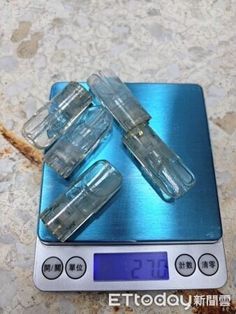 ▲▼毒鴛鴦在八里區設毒品分裝場遭警查獲,現場起獲毒品及大批製毒工具 。(圖/記者陳以昇翻攝)