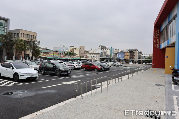 ▲苗栗市全民運動館春節後營運,市公所日前跟World Gym簽約委託營運,市公所也祭出優惠吸引民眾進場 。(圖/記者楊永盛攝)