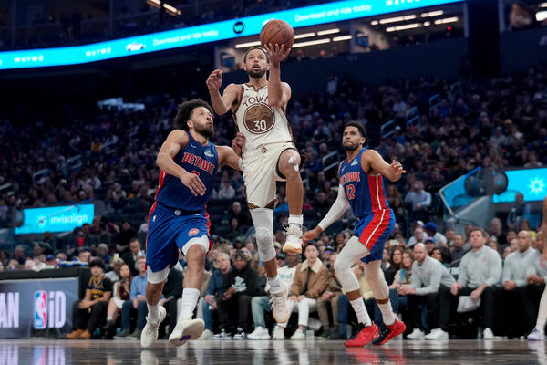 ▲金州勇士當家球星柯瑞(Stephen Curry)在第三節因右膝痠痛提前退場。(圖/路透)