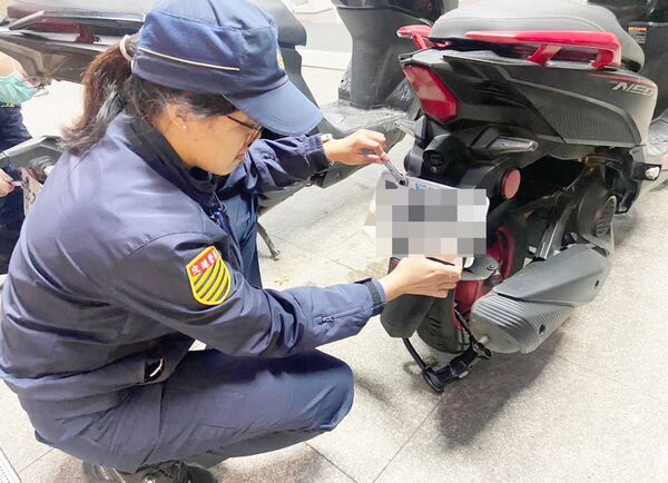 ▲桃園市警局交通大隊指出,自1/31日起實施無照駕駛或越級駕駛加重管理處罰,無照騎車將被扣牌並移置保管車輛。(圖/桃園市警交通大隊提供)