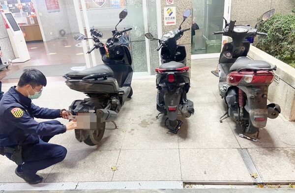 ▲桃園市警局交通大隊即日起實施無照駕駛或越級駕駛加重管理處罰,無照騎車當場被扣牌與移置車輛保管。(圖/桃園市警交通大隊提供)