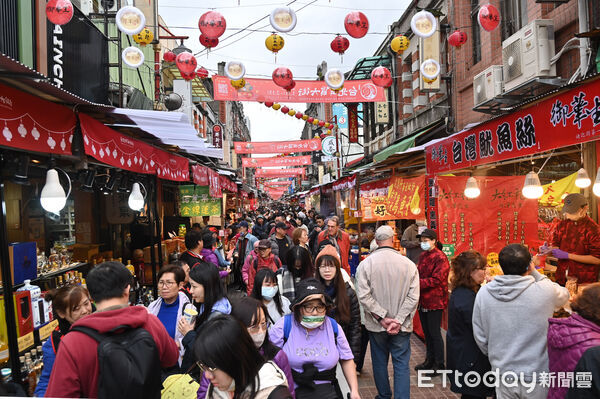 ▲▼迪化街商圈,台北年貨大街,馬年,辦年貨,過年,零食,零嘴,年節禮品,走春,拜年,春節,促銷,景氣,逛街,消費,經濟,人潮,逛街,採購,物價。(圖/記者李毓康攝)