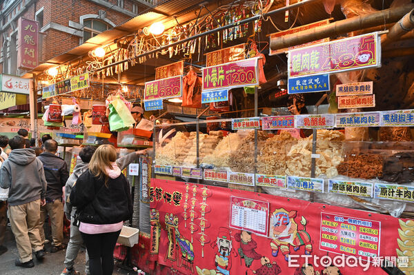 ▲▼迪化街商圈,台北年貨大街,馬年,辦年貨,過年,零食,零嘴,年節禮品,走春,拜年,春節,促銷,景氣,逛街,消費,經濟,人潮,逛街,採購,物價。(圖/記者李毓康攝)