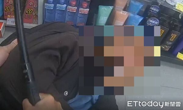 ▲▼台中男大鬧康是美。(圖/記者許權毅翻攝)