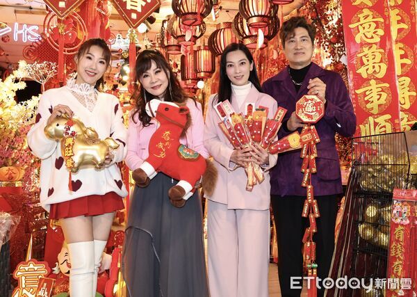 ▲▼ 龍千玉,謝金晶,楊哲,陳淑萍逛春聯大街 -謝晶晶,龍千玉,陳淑萍,楊哲 。(圖/記者黃克翔攝)