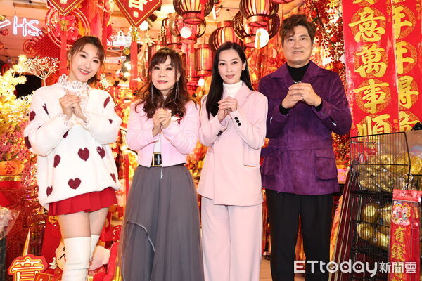 ▲▼ 龍千玉,謝金晶,楊哲,陳淑萍逛春聯大街 -謝晶晶,龍千玉,陳淑萍,楊哲 。(圖/記者黃克翔攝)