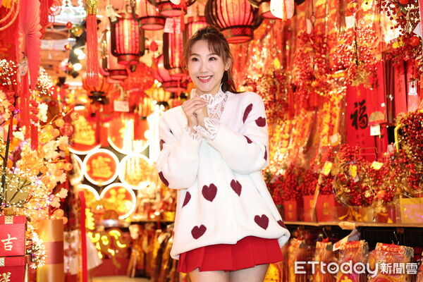 ▲▼龍千玉,謝金晶,楊哲,陳淑萍逛春聯大街 -謝晶晶 。(圖/記者黃克翔攝)