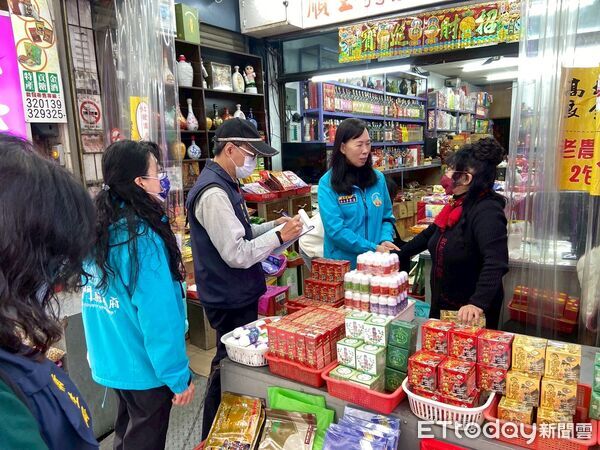 ▲▼金門跨局處今日聯合稽查抽驗春節應景食品全數合格。(圖/金門縣衛生局提供)