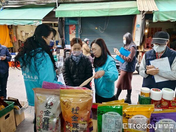 ▲▼金門跨局處今日聯合稽查抽驗春節應景食品全數合格。(圖/金門縣衛生局提供)