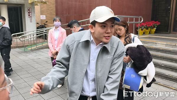 ▲▼網紅孫生被控涉嫌性侵,6日再度到台北地院出庭,受訪仍否認犯罪,套用動漫《咒術迴戰》放話撒謊的人「就像禪院家一樣,會被反噬啊!」。(圖/記者黃哲民攝)