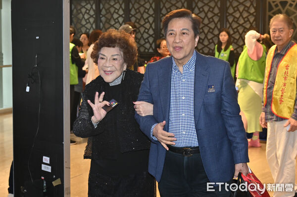 ▲▼中華民國關懷演藝人員基金會春節聯歡,周遊與李朝永。(圖/記者李毓康攝)