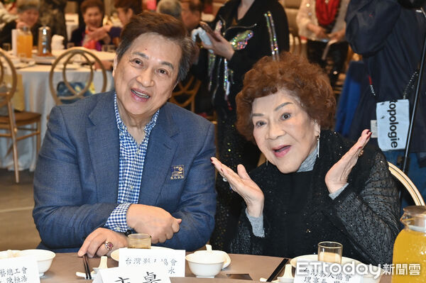 ▲▼中華民國關懷演藝人員基金會春節聯歡,周遊與李朝永。(圖/記者李毓康攝)