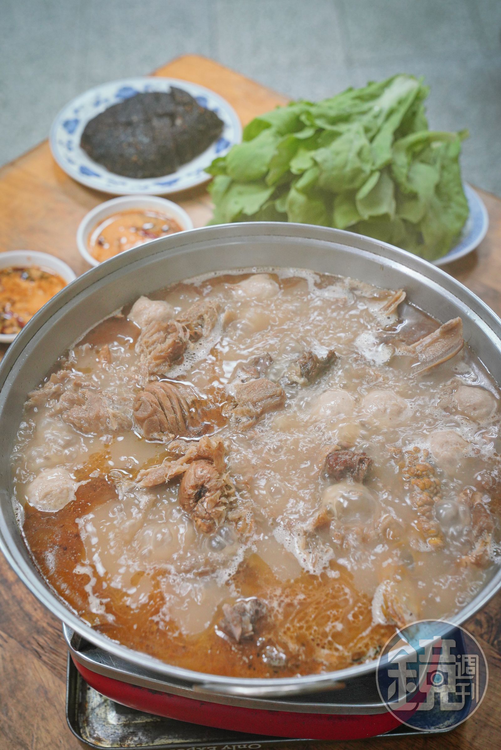 鴨肉皮Q有嚼勁,湯頭甘甜帶點老薑辛辣,喝1碗全身就暖起來。(鴨肉450元/每份、米酒50元/每瓶)