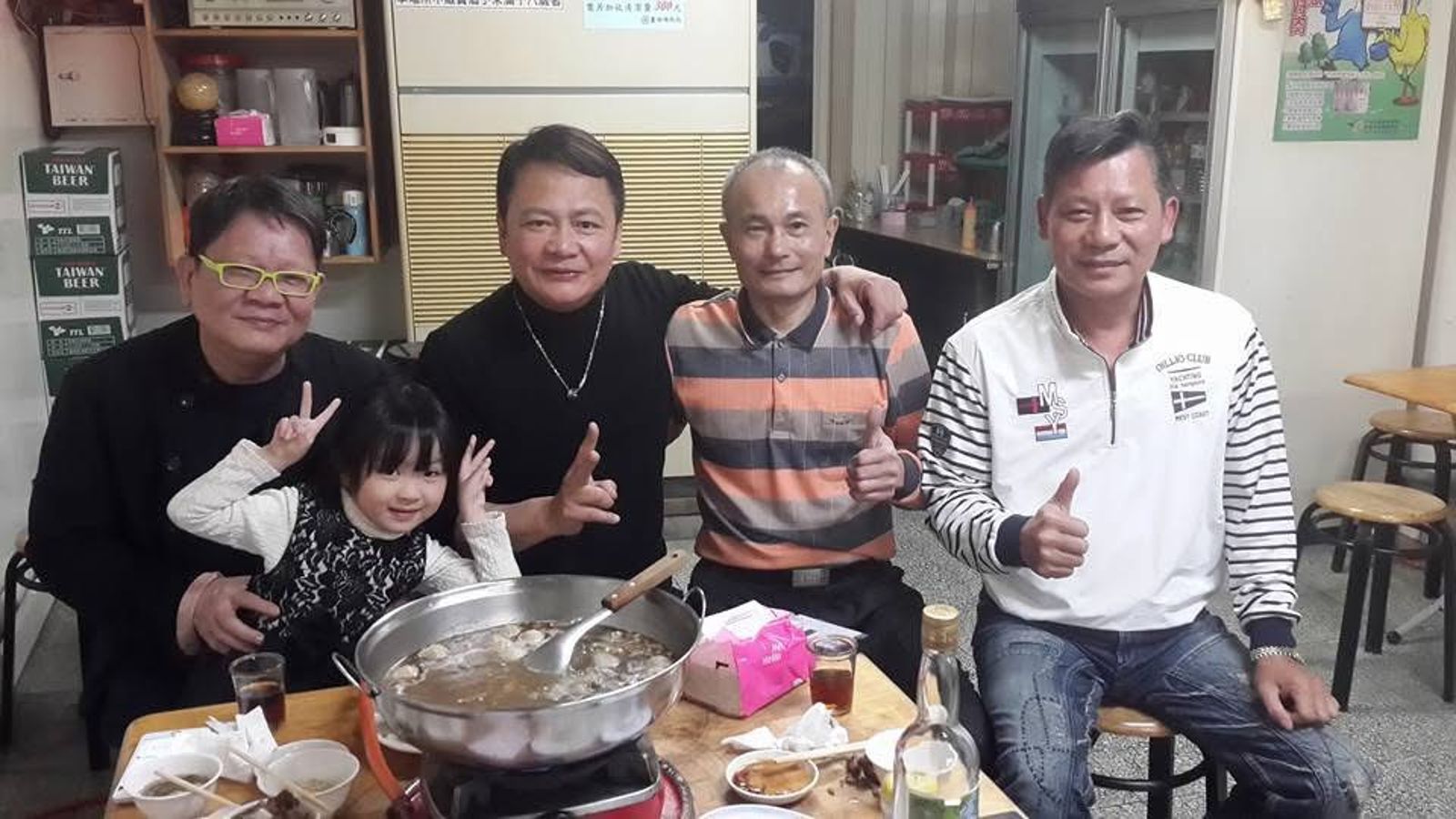 早期不少台語歌手做完秀就來店裡吃薑母鴨,一吃成老主顧。鄭進一(左1)、袁小迪(右2)」也是常客。(侯薑母鴨提供)