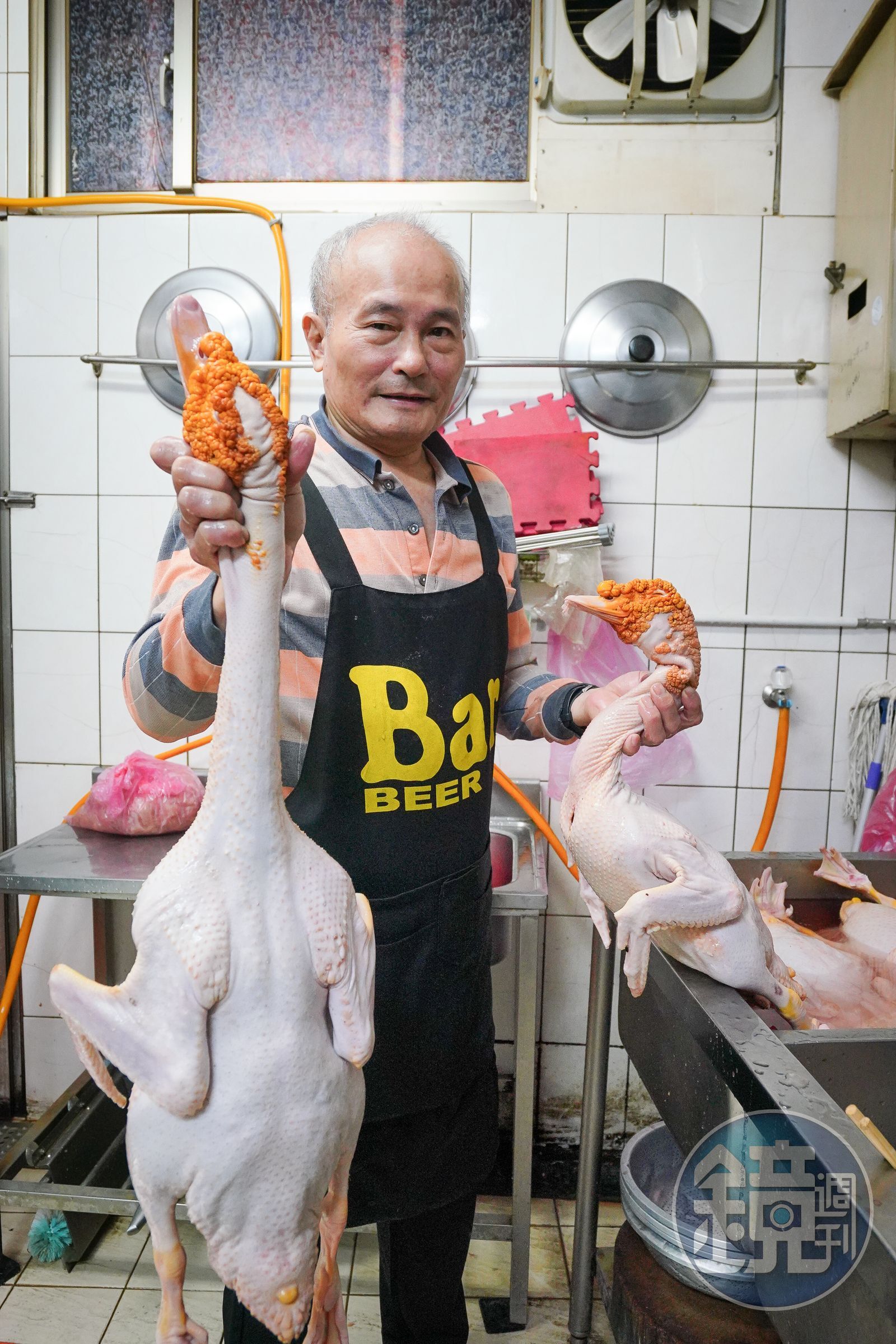 侯翔笙的薑母鴨只用養足1年的紅面番鴨公、重達8斤,整理1隻鴨需花1小時。