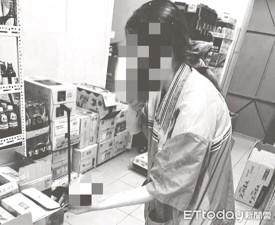 ▲▼快訊/高雄超商驚傳攻擊案!女店員遭酒瓶砸破頭血流滿地送醫。(圖/記者賴文萱翻攝)