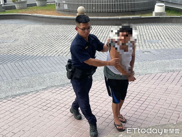 ▲▼快訊/高雄超商驚傳攻擊案!女店員遭酒瓶砸破頭血流滿地送醫。(圖/記者賴文萱翻攝)