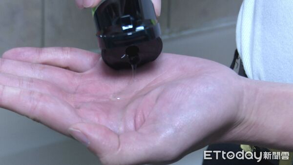 ▲捷運通勤飄味?濕熱氣候放大體味問題 專家揭「科學去味」關鍵▼ 。(圖/記者鄭遠龍攝)