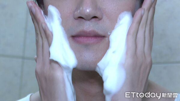 ▲捷運通勤飄味?濕熱氣候放大體味問題 專家揭「科學去味」關鍵▼ 。(圖/記者鄭遠龍攝)