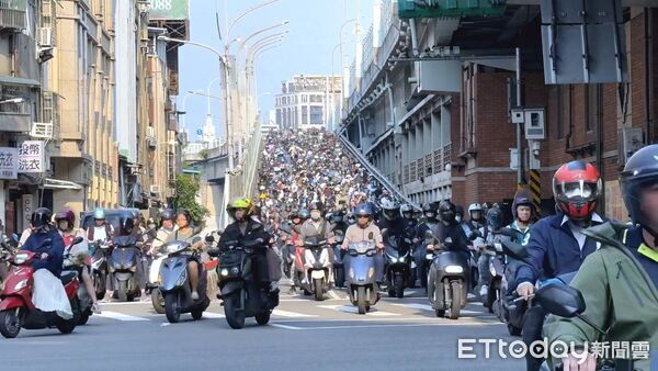 ▲捷運通勤飄味?濕熱氣候放大體味問題 專家揭「科學去味」關鍵▼ 。(圖/記者鄭遠龍攝)
