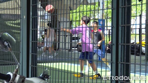 ▲捷運通勤飄味?濕熱氣候放大體味問題 專家揭「科學去味」關鍵▼ 。(圖/記者鄭遠龍攝)