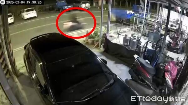 ▲雲林騎士撞上違停貨車,送醫宣告不治,現場畫面曝光。(圖/記者游瓊華翻攝,下同)