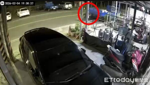 ▲雲林騎士撞上違停貨車,送醫宣告不治,現場畫面曝光。(圖/記者游瓊華翻攝,下同)