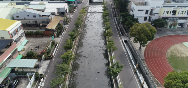 ▲彰化石笱排水堤岸道路有雲霄飛車路稱號,將動工整治。(圖/縣府提供)