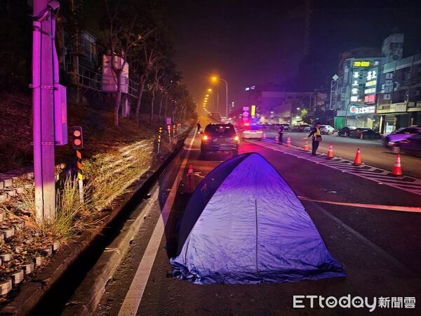 高雄苓雅區中正路交流道北上匝道死亡車禍。(圖/記者吳世龍翻攝)