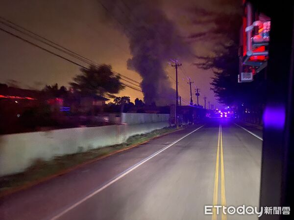 南投民宅倉庫凌晨大火(圖/記者高堂堯翻攝)