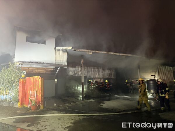 南投民宅倉庫凌晨大火(圖/記者高堂堯翻攝)