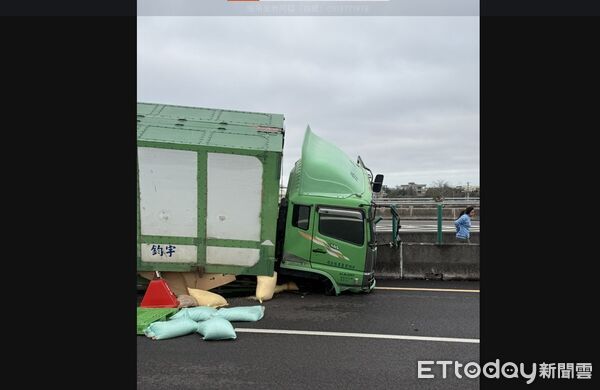 ▲早安驚魂!國三大貨車翻覆,飼料袋灑滿路面釀回堵。(圖/記者游瓊華翻攝)