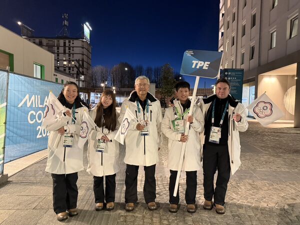 ▲米蘭冬奧正式開幕,中華隊林欣蓉、李宇翔擔任掌旗官。(圖/中華奧會提供)