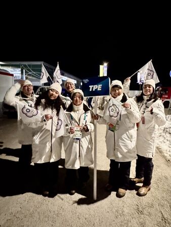 ▲米蘭冬奧正式開幕,中華隊林欣蓉、李宇翔擔任掌旗官。(圖/中華奧會提供)