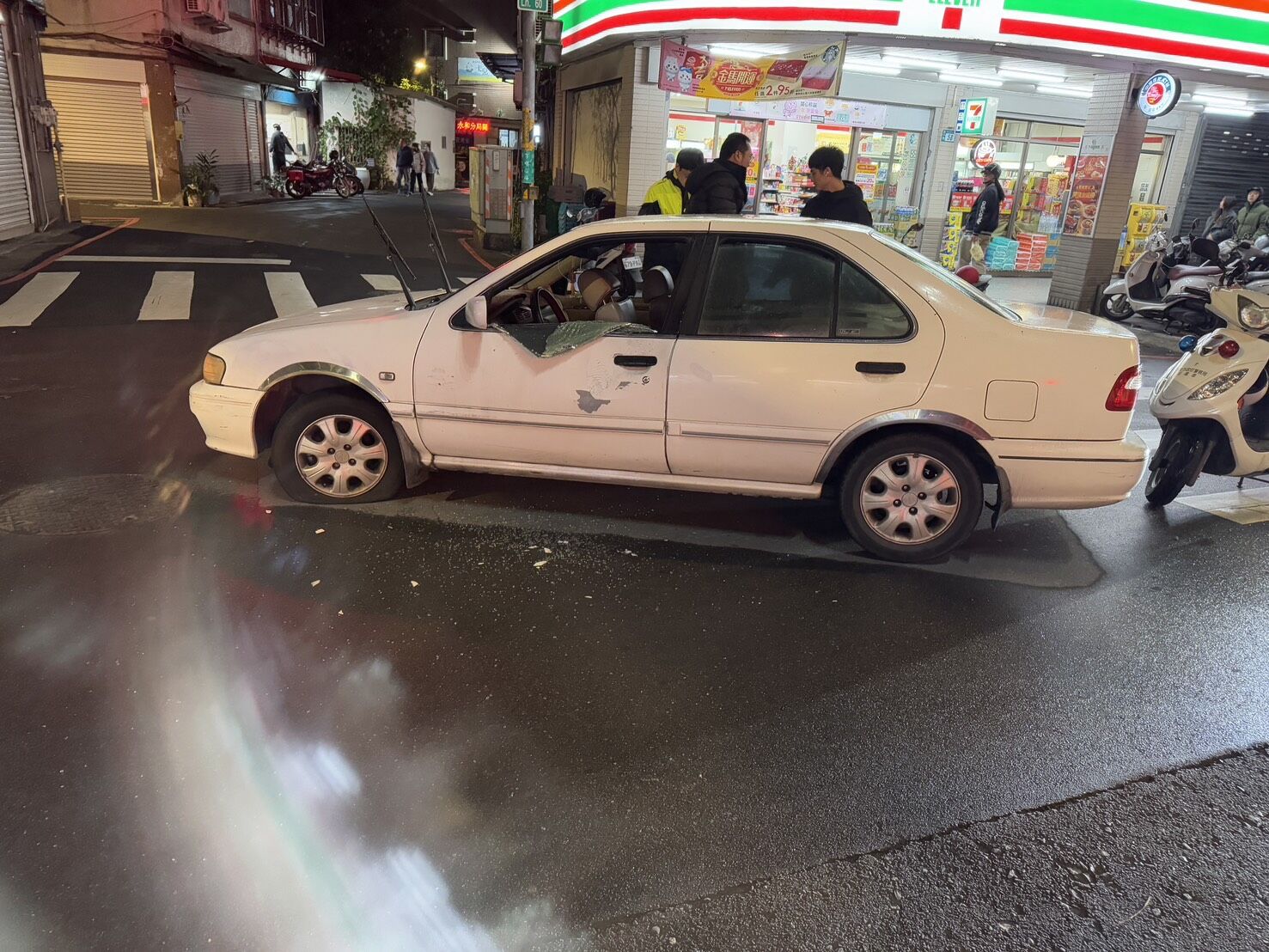 ▲▼警方晚間追查一輛拒檢白色轎車,追逐過程中朝車輛開4槍,最後破窗制伏駕駛。(圖/記者陸運陞翻攝)