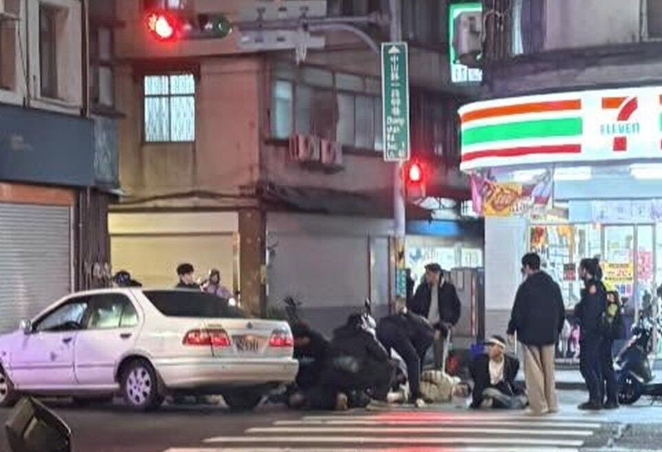 ▲▼永和警匪追逐!拒檢白車一路狂逃 警方開4槍壓制。(圖/網友pc__510提供,請勿隨意翻拍,以免侵權。)