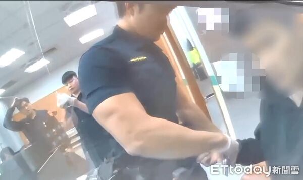 ▲李男到警局領取公文遭拘,攜帶毒煙彈當場遭警方上銬逮捕。(圖/記者陸運陞翻攝)