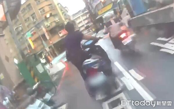 ▲李男到警局領取公文遭拘,攜帶毒煙彈當場遭警方上銬逮捕。(圖/記者陸運陞翻攝)